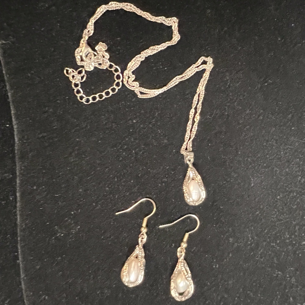 Freshwater Pearl Set Necklace Surrounded 18k Gold Plated Cage w white Sapphires - Picture 5 of 12